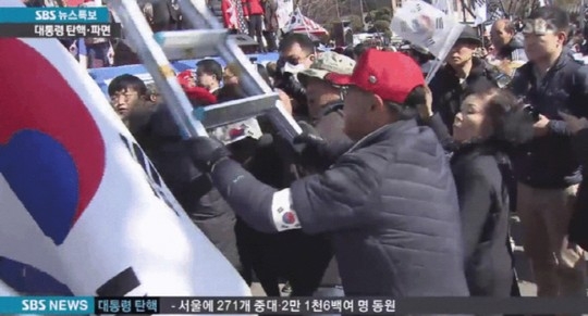 취재진 폭행하는 친박 시위자. SBS 화면 캡처