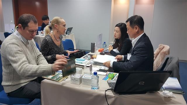 지난해 러시아 모스크바에서 열린 서울 마포 지역 기업의 상품 설명회 모습.