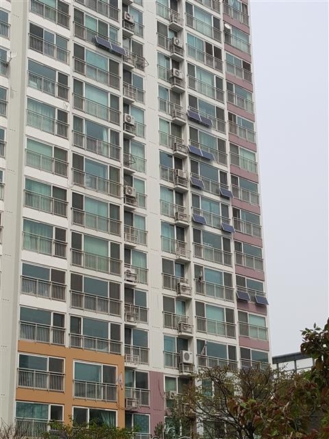 서울 동대문구 제기이수아파트 단지 일부 가구에 미니 태양광 발전설비가 설치돼 있다. 동대문구 제공 