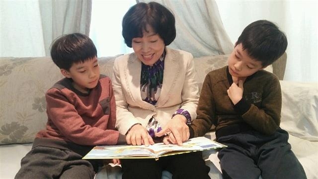 맞벌이 가정 아동을 돕는 서울 강남구의 한 애프터스쿨 매니저로 나선 할머니가 아이들에게 책을 읽어 주고 있다. 강남구 제공