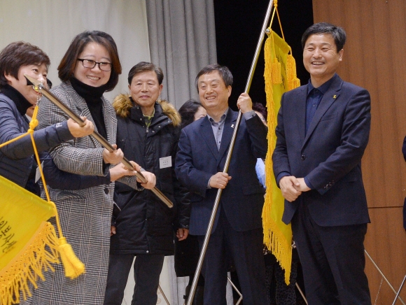 김영배(오른쪽) 서울 성북구청장이 지난 7일 구청에서 열린 동행 릴레이 자원봉사 발대식에서 봉사활동의 시작을 알리는 깃발 전달식을 갖고 환하게 웃고 있다. 최해국 선임기자 seaworld@seoul.co.kr