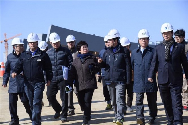 한명희 서울시의원(앞줄 오른쪽 네번째)이 지난 6일 박원순 서울시장과 함께 강서구 마곡중앙공원 건설현장을 둘러보고 있다.