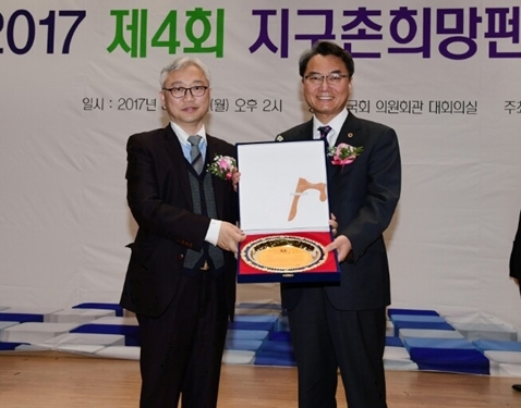 김선갑 서울시의회 운영위원장(오른쪽)이 13일 국회의원 회관에서 제4회 지구촌희망펜상 의정대상을 수상하고 있다.