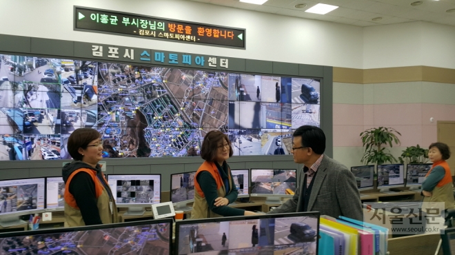 이홍균(오른쪽) 부시장이 김포 스마토피아센터를 방문해 직원들을 격려하고 있다. 김포시 제공 