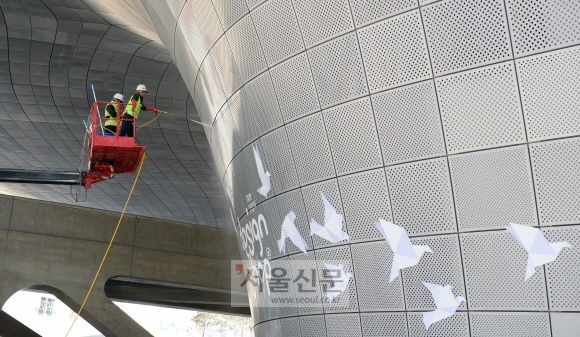 14일 서울 중구 을지로 동대문디자인플라자에서 청소업체직원들이 봄맞이 물청소를 하고 있다. 박윤슬 기자 seul@seoul.co.kr