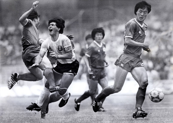 사진은 1986년 멕시코월드컵 경기 중 허정무 한국프로축구연맹 부총재가 아르헨티나 축구영웅 디에고 마라도나에게 거친 수비를 하는 장면.