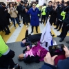 [서울포토] 드러누운 박근혜 前 대통령 지지자들