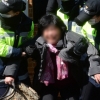 [서울포토] ’박근혜 구속’ 외치다 경찰들에게 제지당하는 시민