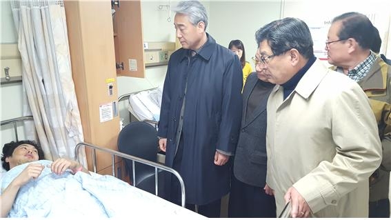 지난 11일 용산구 다가구주택 화재때 온 몸으로 불길을 막고 주민을 구조해 내다 부상을 입고 한강성심병원에 입원중인 최길수대원을 위문방문 중인 도시안전건설위원회.