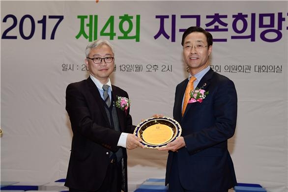 전철수 서울시의원(오른쪽)이 13일 국회의원회관에서 열린 제4회 지구촌 희망펜상 시상식에서 의정대상을 수상하고 있다.