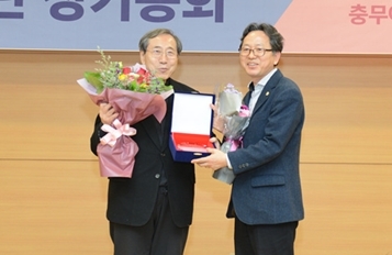 김문수 서울시의원(오른쪽)이 지난 4일 충무아트센터서 열린 친일인명사전 필사운동을 전개한 공로로 민족문제연구소 함세웅 이사장으로부터 공로패를 받고 있다.