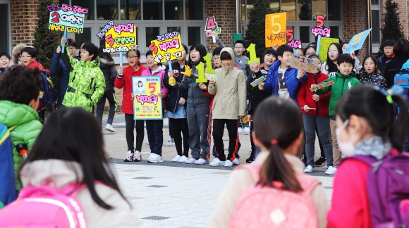 “픽미 픽미 픽미업”… 등굣길 임원 선거 유세