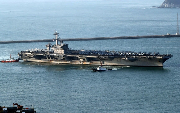 미국 해군의 핵추진 항공모함 칼빈슨호가 15일 오전 부산항에 입항하고 있다. 1982년 취역한 칼빈슨호는 배수량 10만t에 크기가 길이 333ｍ, 폭 77ｍ에 달해 ‘떠다니는 군사기지’로 통한다. 연합뉴스