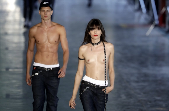 14일(현지시간) 브라질 상파울루에서 열린 상파울루 패션위크에서 패선 브랜드 ‘엘루스’ 쇼에서 남녀 모델이 상의를 탈의하고 런웨이를 걷고 있다. AP 연합뉴스