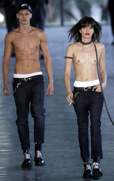 14일(현지시간) 브라질 상파울루에서 열린 상파울루 패션위크에서 패선 브랜드 ‘엘루스’ 쇼에서 남녀 모델이 상의를 탈의하고 런웨이를 걷고 있다. AP 연합뉴스