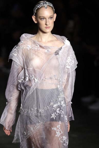 14일(현지시간) 브라질 상파울루에서 열린 상파울루 패션위크에서 디자이너 리노 빌라벤투라(Lino Villaventura) 컬렉션 의상을 입은 모델이 런웨이를 걷고 있다.  AP 연합뉴스