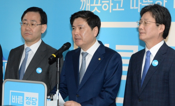 15일 오전 서울 여의도 바른정당 당사에서 열린 입당식에서 지상욱(가운데) 전 자유한국당 의원이 소감을 말하고 있다.  이종원 선임기자 jongwon@seoul.co.kr