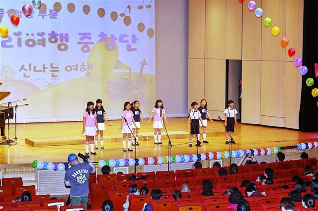 지난해 5월 열린 ‘금천어린이 동요 부르기 대회’ 본선에 진출한 초등학생들이 노래 실력을 뽐내고 있다. 금천구 제공