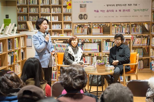 김 구청장이 지난 1월 방아다리 문학도서관 개관 기념 북콘서트에 참석해 ‘1동 1도서관 조성’ 취지를 설명하고 있다. 양천구 제공