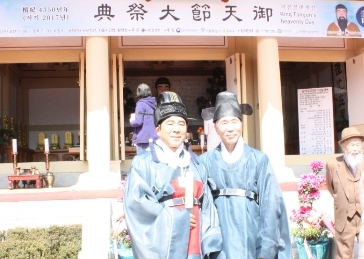 오봉수 서울시의원(왼쪽)이 15일 사직동 단군성전에서 열린 어천절대제전에서 사단법인 현정회 이건봉 이사장과 함께 기념촬영을 하고 있다.