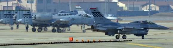 주한미군 사드(THADD·고고도미사일방어체계)의 핵심인 X-밴드 레이더(AN/TPY-2)가 오산기지를 통해 국내에 반입될 것으로 알려진 16일 오전 경기도 오산 공군기지에서 주한미군 F-16 전투기와 A-10 지상공격기가 출격 준비를 하고 있다.  손형준 기자 boltagoo@seoul.co.kr
