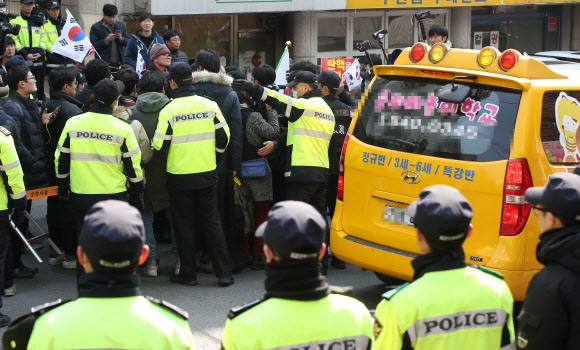 박근혜 전 대통령 지지자 앞 지나는 어린이집 차량