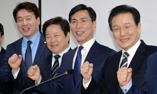 [서울포토] 힘차게 파이팅 외치는 안희정