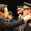 [서울포토] 계급장 달아주는 황교안 권한대행