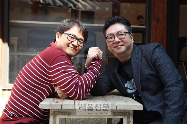 현재 오인용은 2인 체제다. 왼쪽이 데빌, 오른쪽이 혁군. 지난해 12월 말 문을 연 웹 애니 전문 유튜브 채널 ‘좀바라TV’에서 각각 ‘명화마을’과 ‘오락왕 김봉구’를 연재하고 있다. 성인층을 타깃으로 한 ‘좀바라 TV’는 이들을 비롯한 플래시 애니의 역전 용사들의 신작을 방송하고 있다.