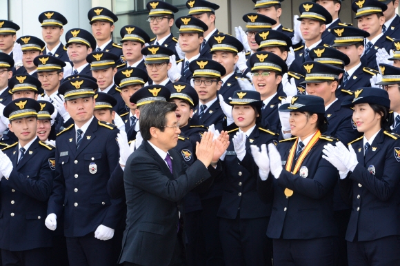 황교안 대통령 권한대행이 16일 충남 아산시 경찰대에서 열린 경찰대학생·간부후보생 합동 임용식에서 축사와 기념촬영을 한 뒤 미래의 경찰 주역들과 손을 마주치며 행사장을 떠나고 있다. 청와대사진기자단