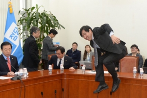 원내대책회의서 하태경 의원이 책상 위 올라간 사연은?