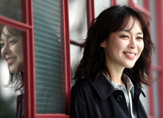배우 이하나가 17일 오전 서울 신사동의 한 카페에서 연합뉴스와 인터뷰에 앞서 포즈를 취하고 있다. <br>연합뉴스