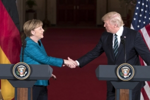 트럼프-메르켈 첫 정상회담…“방위비 공정부담” vs “무역협상 재개”