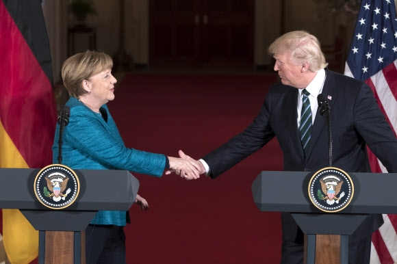 악수하는 트럼프 미국 대통령과 메르켈 독일 총리