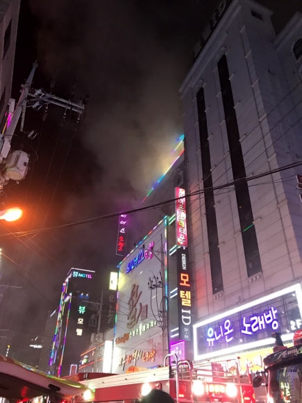 울산 남구 노래방 화재…연기 내뿜는 건물