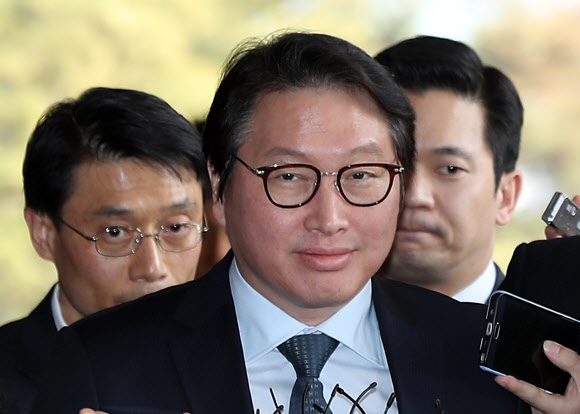 ‘부당거래 의혹’ 질문에 미소만 짓는 최태원 회장