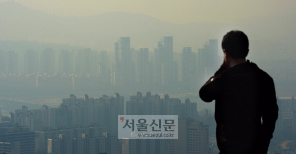 전국이 미세먼지 높음 단계를 보인 19일 서울 남산에서 내려본 도심에 미세먼지가 가득하다. 박지환 기자 popocar@seoul.co.kr