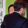 [서울포토] 김미경 교수와 포옹하는 안철수