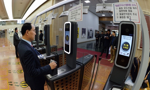 4대 정부청사의 관리를 담당하는 행정자치부 정부청사관리본부 장동욱 방호안전과장이 정부서울청사 1층에서 얼굴인식시스템이 적용된 스피드게이트에 대해 설명한 뒤 직접 게이트를 통과하고 있다. 손형준 기자 boltagoo@seoul.co.kr