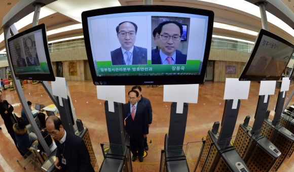 공무원인사정보시스템(e사람)에 등록된 장 과장의 사진과 스피드게이트 앞에서 찍힌 장 과장의 사진이 스피드게이트 안쪽에 설치된 모니터를 통해 나타나고 있다. 손형준 기자 boltagoo@seoul.co.kr