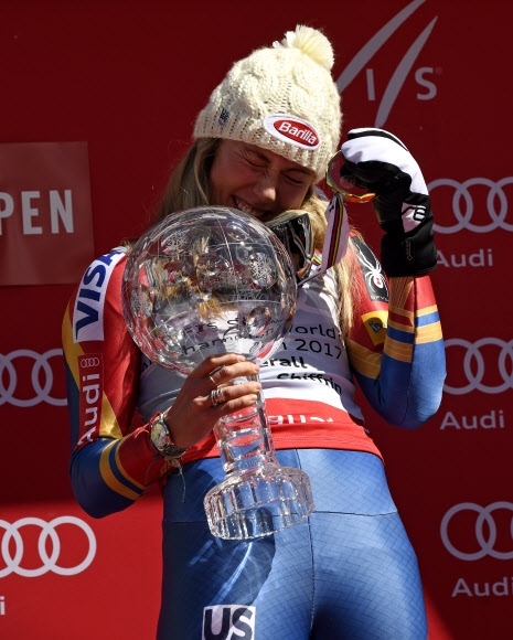 미국의 Mikaela Shiffrin이 19일(현지시간) 미국 콜로라도주 아스펜에서 열린 ‘2017 아우디 FIS 스키 월드컵’ 결승에서 우승을 차지하고 원형 크리스탈 트로피를 들고 기뻐하고 있다. AP 연합뉴스