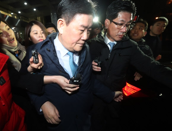 특혜 채용 압력 의혹을 받아 온 최경환 자유한국당 의원이 지난 3일 수원지방검찰청 안양지청에 출석 조사를 받은 뒤 귀가하고 있다.  