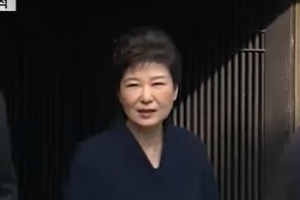 [속보] 박근혜 전 대통령, 검찰 청사 도착…“국민 여러분께 송구”