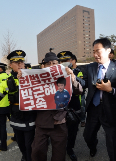[서울포토] ‘박근혜 구속’ 외치는 검찰 청사 앞 시위자
