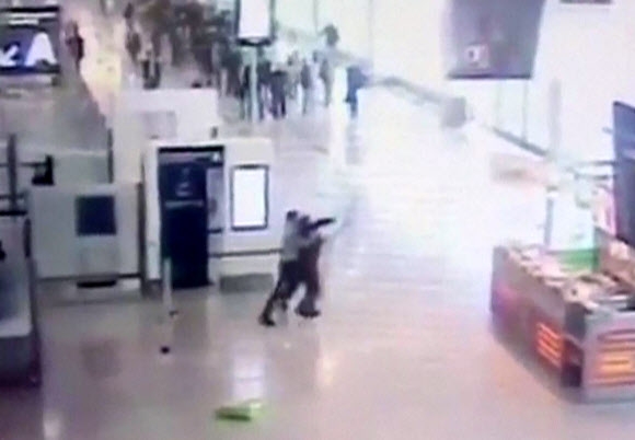 지난 18일(현지시간) 프랑스 파리 오를리공항에서 사살된 지예드 벤 벨가셈(왼쪽)이 무장여군의 총기를 뺏으려고 시도하는 모습이 담긴 CCTV 화면. AFP 연합뉴스