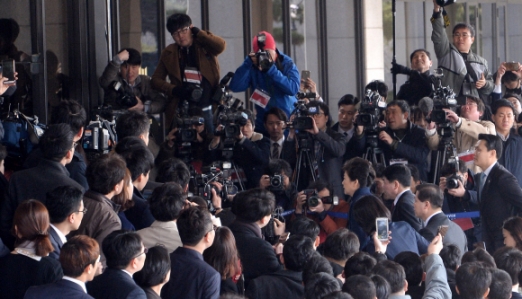 [서울포토] 취재진에 둘러싸인 박근혜 전 대통령