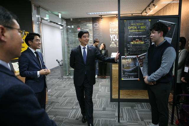 이 구청장(가운데) 이 지난해 12월 상일동에 문을 연 ‘청년마루’에서 청년들과 이야기를 나누고 있다. 강동구 제공