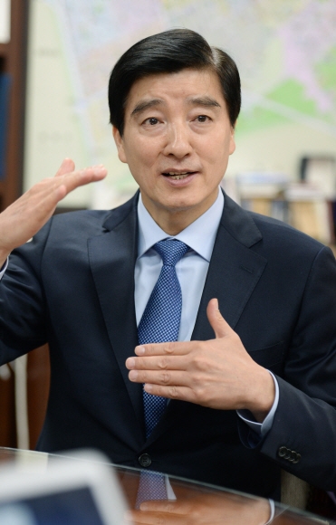 이해식 강동구청장이 21일 구청장실에서 서울신문과 만나 올해 구정 목표에 대해 설명하고 있다. 이언탁 기자 utl@seoul.co.kr