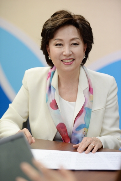 신은경 한국청소년활동진흥원 이사장이 21일 서울 서대문구 집무실에서 열린 취임 1주년 인터뷰에서 “고운 말을 하다 보면 사람의 인성도 변한다”며 청소년 행복나눔 캠페인 ‘고마워YO’에 대해 설명하고 있다. 이언탁 기자 utl@seoul.co.kr