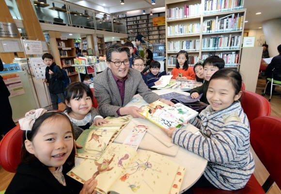 유종필 서울 관악구청장이 지난 20일 청사 1층에 있는 용꿈꾸는작은도서관에서 어린이들과 담소를 나누고 있다. 2012년 큰 꿈을 꾸는 도서관이란 의미로 이 같은 이름을 지은 유 구청장은 지역 주민들이 이곳에서 꿈을 꾸고 꿈을 이루길 바란다고 말했다. 이언탁 기자 utl@seoul.co.kr
